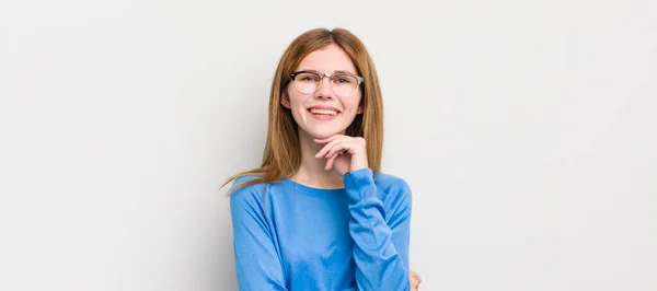 Cabeça Vermelha Mulher Bonita Sorrindo Curtindo Vida Sentindo Feliz Amigável — Fotografia de Stock