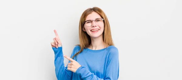 Cabeça Vermelha Mulher Bonita Sorrindo Feliz Apontando Para Lado Para — Fotografia de Stock