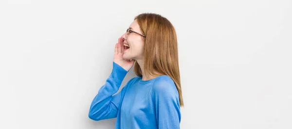 Red Head Pretty Woman Profile View Looking Happy Excited Shouting — Stock Photo, Image