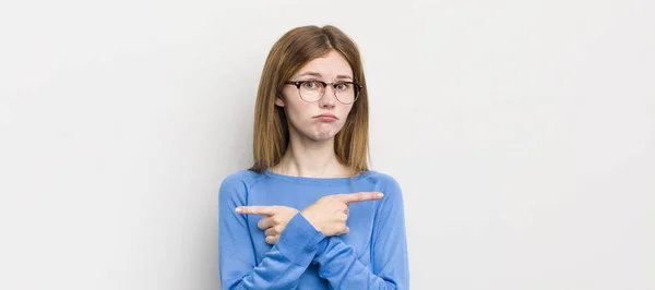 Cabeça Vermelha Mulher Bonita Olhando Confuso Confuso Inseguro Apontando Direções — Fotografia de Stock