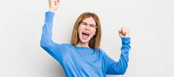 Cabeza Roja Bonita Mujer Gritando Triunfalmente Pareciendo Emocionada Feliz Sorprendida —  Fotos de Stock