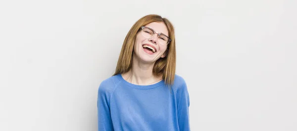 Cabeça Vermelha Mulher Bonita Com Grande Amigável Sorriso Despreocupado Olhando — Fotografia de Stock