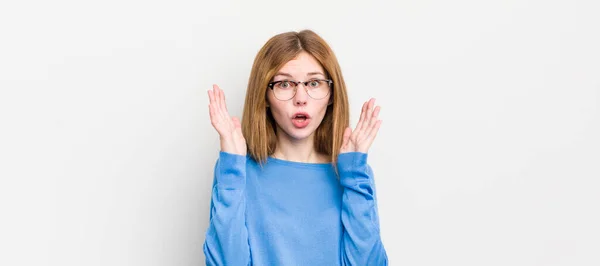 Red Head Pretty Woman Looking Shocked Astonished Jaw Dropped Surprise — Stock Photo, Image