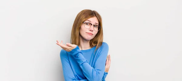 Hübsche Frau Mit Rotem Kopf Die Sich Verwirrt Und Ahnungslos — Stockfoto