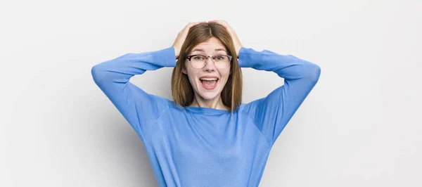 Roter Kopf Hübsche Frau Die Glücklich Unbeschwert Freundlich Und Entspannt — Stockfoto