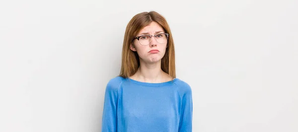 Ruda Głowa Ładna Kobieta Jest Smutna Jęczy Nieszczęśliwym Spojrzeniem Płacze — Zdjęcie stockowe