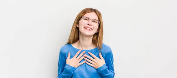 Rote Kopf Hübsche Frau Sieht Glücklich Überrascht Stolz Und Aufgeregt — Stockfoto