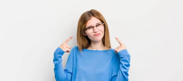 Rote Kopf Hübsche Frau Mit Einer Schlechten Einstellung Die Stolz — Stockfoto