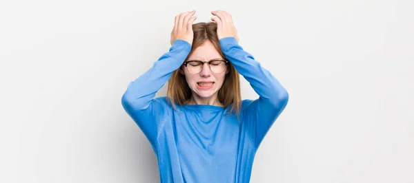 Kızıl Saçlı Güzel Bir Kadın Stresli Endişeli Depresif Hayal Kırıklığına — Stok fotoğraf
