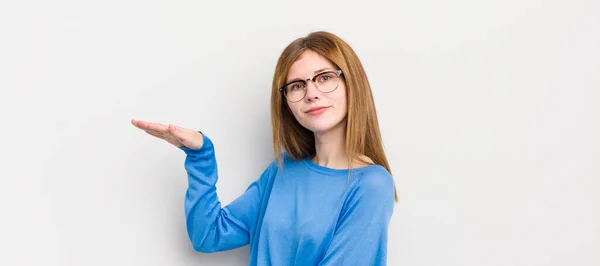 Tête Rouge Jolie Femme Tenant Objet Avec Les Deux Mains — Photo