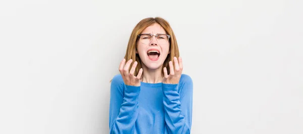 Rote Kopf Hübsche Frau Sieht Verzweifelt Und Frustriert Gestresst Unglücklich — Stockfoto