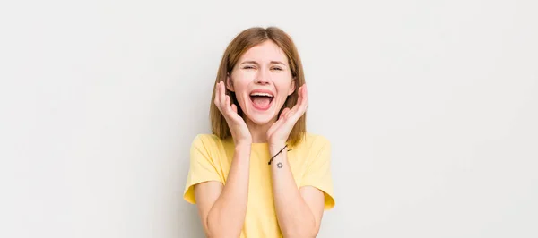 Κοκκινομάλλα Όμορφη Γυναίκα Αισθάνεται Σοκαρισμένη Και Ενθουσιασμένη Γελώντας Έκπληκτη Και — Φωτογραφία Αρχείου