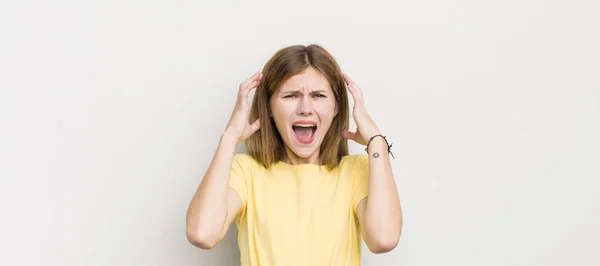 Cabeza Roja Bonita Mujer Gritando Con Las Manos Arriba Aire —  Fotos de Stock