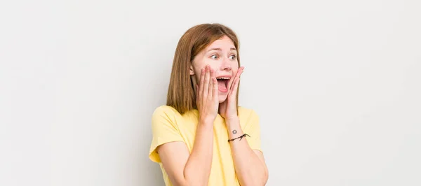 Cabeza Roja Bonita Mujer Sintiéndose Feliz Emocionada Sorprendida Mirando Lado — Foto de Stock