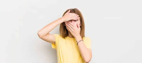 Cabeza Roja Bonita Mujer Cubriendo Cara Con Ambas Manos Diciendo —  Fotos de Stock