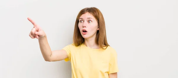 Rood Hoofd Mooi Vrouw Voelen Geschokt Verrast Wijzen Kijken Omhoog — Stockfoto