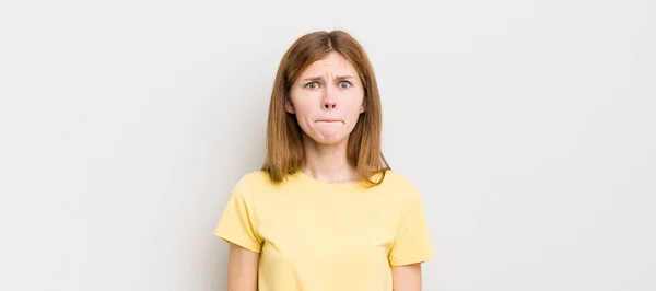 Ruda Głowa Ładna Kobieta Czuje Smutek Stres Zdenerwowany Powodu Złej — Zdjęcie stockowe