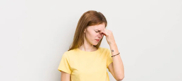 Rote Kopf Hübsche Frau Die Sich Gestresst Unglücklich Und Frustriert — Stockfoto