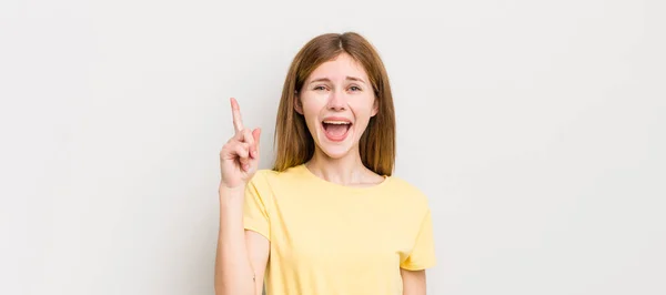 Cabeça Vermelha Mulher Bonita Sentindo Como Gênio Feliz Animado Depois — Fotografia de Stock