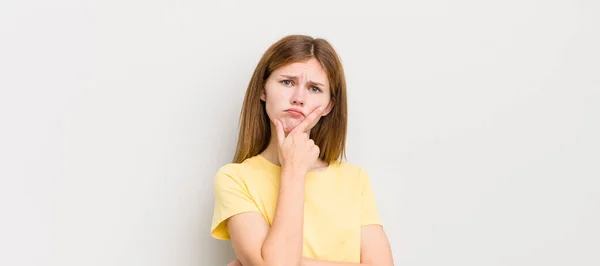 Roter Kopf Hübsche Frau Die Ernst Nachdenklich Und Misstrauisch Aussieht — Stockfoto