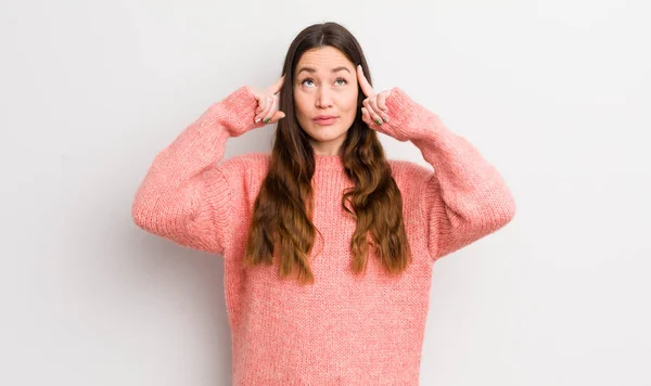 Pretty Caucasian Woman Feeling Confused Doubting Concentrating Idea Thinking Hard — Stock Photo, Image