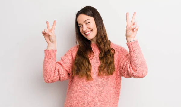 Bonita Mujer Caucásica Sonriendo Mirando Feliz Amistoso Satisfecho Gestando Victoria —  Fotos de Stock