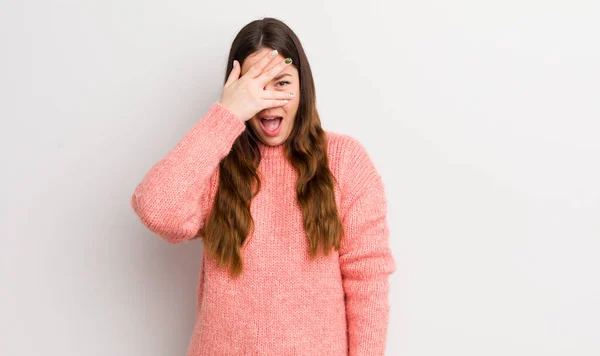 Mujer Caucásica Bonita Mirando Sorprendido Asustado Aterrorizado Cubriendo Cara Con —  Fotos de Stock