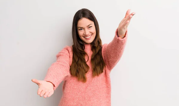 Pretty Caucasian Woman Smiling Cheerfully Giving Warm Friendly Loving Welcome —  Fotos de Stock