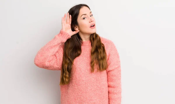 Pretty Caucasian Woman Smiling Looking Curiously Side Trying Listen Gossip — 스톡 사진