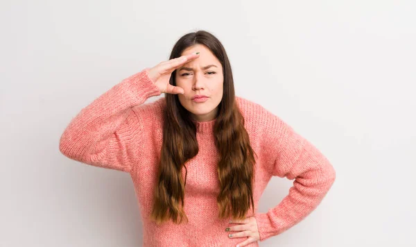 Pretty Caucasian Woman Looking Bewildered Astonished Hand Forehead Looking Far — 스톡 사진