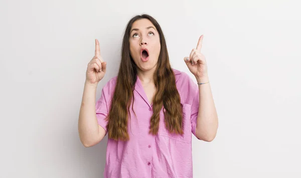 Pretty Caucasian Woman Looking Shocked Amazed Open Mouthed Pointing Upwards — Stok fotoğraf