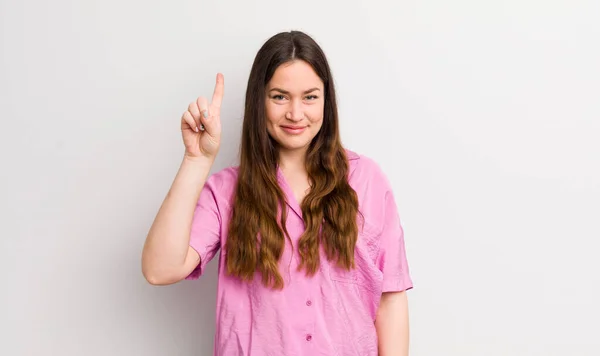 Pretty Caucasian Woman Smiling Cheerfully Happily Pointing Upwards One Hand — Stock Photo, Image