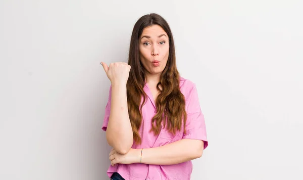 Pretty Caucasian Woman Looking Astonished Disbelief Pointing Object Side Saying — Stock Photo, Image