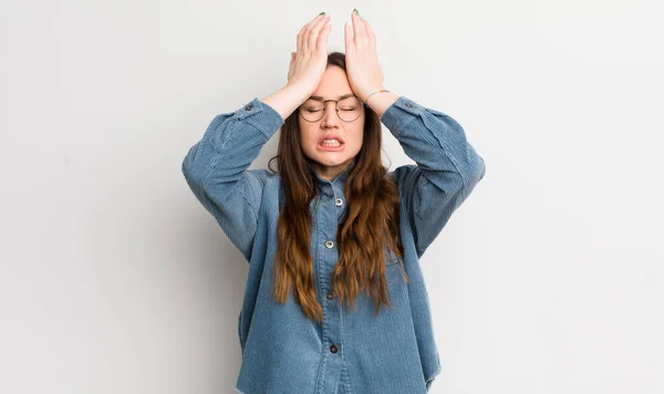 かなり原因の多い女性はストレスと不安 うつ状態と頭痛でフラストレーションを感じて両手を頭に上げて — ストック写真