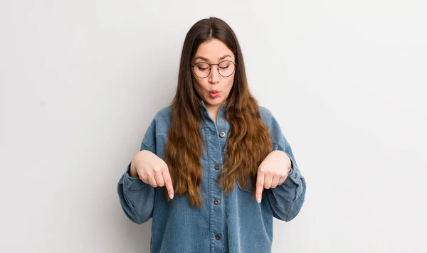 Pretty Caucasian Woman Open Mouth Pointing Downwards Both Hands Looking — 스톡 사진