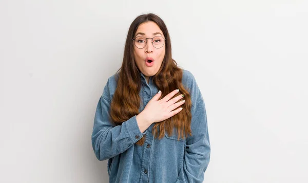 Mujer Bastante Caucásica Sintiéndose Conmocionada Sorprendida Sonriendo Tomando Mano Corazón —  Fotos de Stock