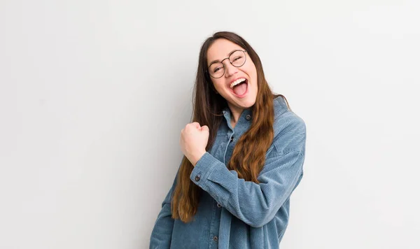 Pretty Caucasian Woman Feeling Happy Positive Successful Motivated Facing Challenge — Foto Stock