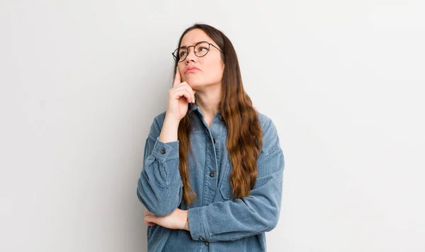 Pretty Caucasian Woman Concentrated Look Wondering Doubtful Expression Looking Side — Fotografia de Stock