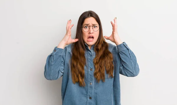 Pretty Caucasian Woman Screaming Hands Air Feeling Furious Frustrated Stressed — Stockfoto