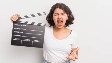 Güzel İspanyol kız sinirli, sinirli ve sinirli görünüyor. Sinema kavramı