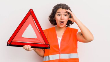 Güzel İspanyol kız mutlu, şaşkın ve şaşırmış görünüyor. araba kazası üçgeni