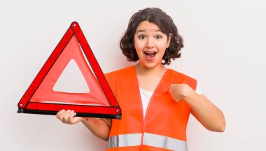 Güzel İspanyol kız mutlu hissediyor ve heyecanla kendini işaret ediyor. araba kazası üçgeni