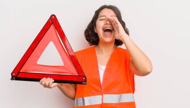 Güzel İspanyol kız mutlu hissediyor, elleri ağzının kenarında bağırıyor. araba kazası üçgeni