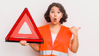 İnanamadığı için afallamış İspanyol bir kız. araba kazası üçgeni