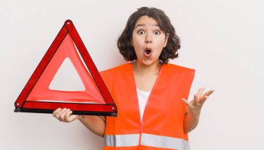 Oldukça İspanyol bir kız inanılmaz bir sürprizle şaşkına dönmüş ve hayrete düşmüştü. araba kazası üçgeni