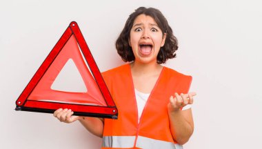 Tatlı İspanyol kız umutsuz, hayal kırıklığına uğramış ve stresli görünüyor. araba kazası üçgeni