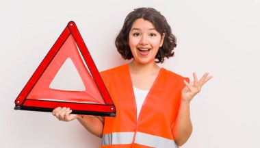 Oldukça İspanyol bir kız mutlu hissediyor, bir çözüm ya da fikir bulduğuna şaşırıyor. araba kazası üçgeni