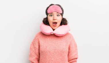 Güzel İspanyol kız çok şaşırmış ya da şaşkın görünüyor. uçuş yolcu kavramı