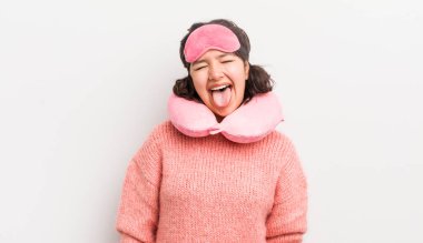 Neşeli ve asi tavırları olan, şaka yapan ve dilini dışarı çıkaran güzel İspanyol bir kız. uçuş yolcu kavramı