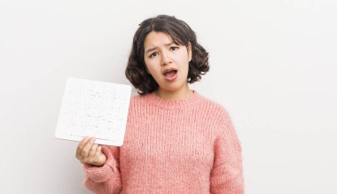 Güzel İspanyol kız şaşkın ve şaşkın hissediyor